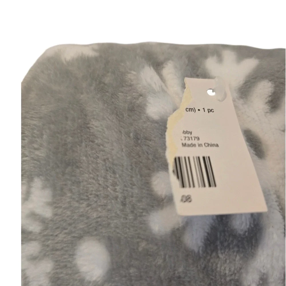 Grey White Snowflake Plush Fleece Throw Blanket Holiday Winter Decor Gift NWT